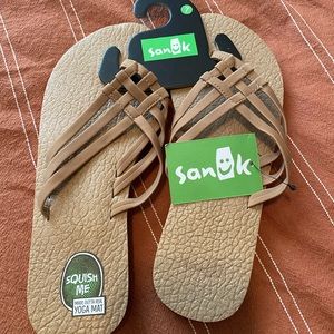 Sanuk women’s flip flops
